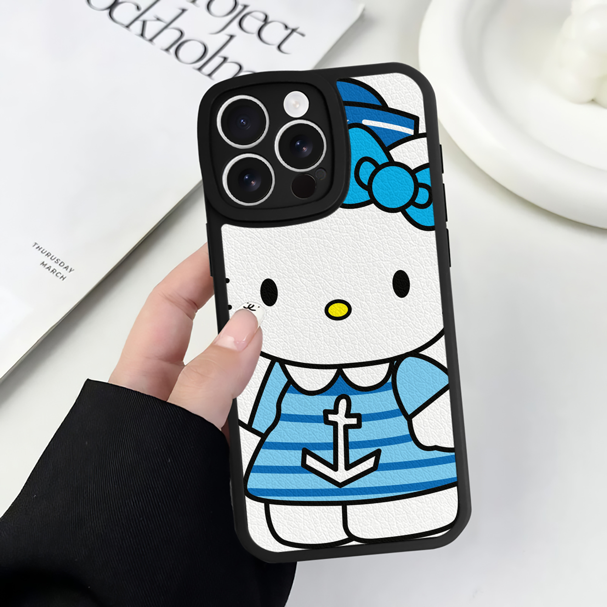 （画像用） Hello Kitty ハローキティ 【iPhone 16シリーズ対応】シリコンスマホケース（レザー調） 材質：シリコン